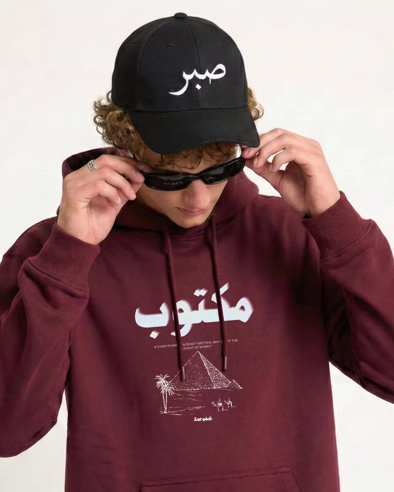 Zaroodi Maktub Islamic hoodie for men in maroon - 100% cotton Arabic streetwear with Egyptian pyramids design